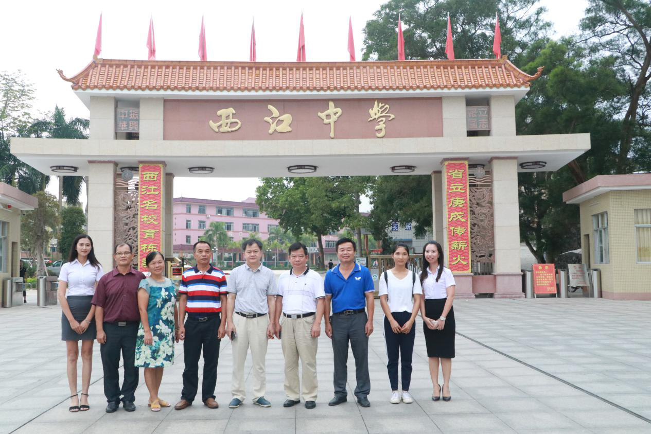 西江中学门前合影留念